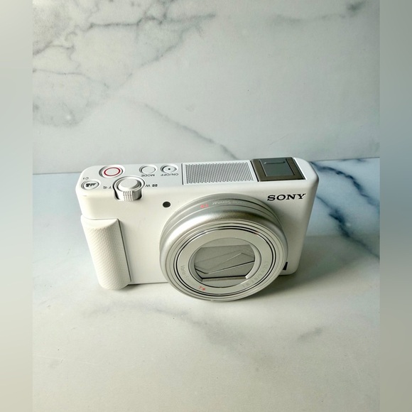 Sony ZV-1 4K Vlogging Camera White Flip Screen Zeiss Lens w/ Box Windscreen - Picture 4 of 8